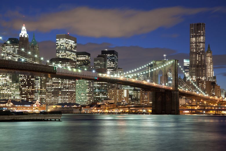 Le pont de Brooklyn dans la nuit