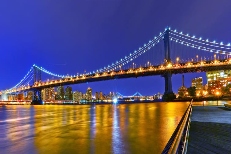 Ponte de Manhattan iluminada