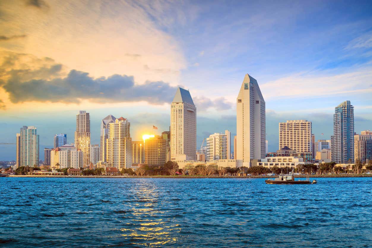 Paseo en barco al atardecer desde San Diego