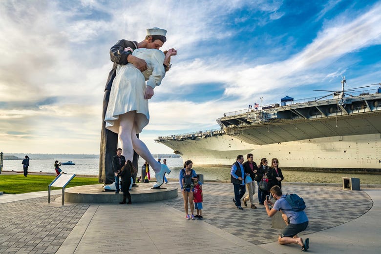 Estatua junto al USS Midway