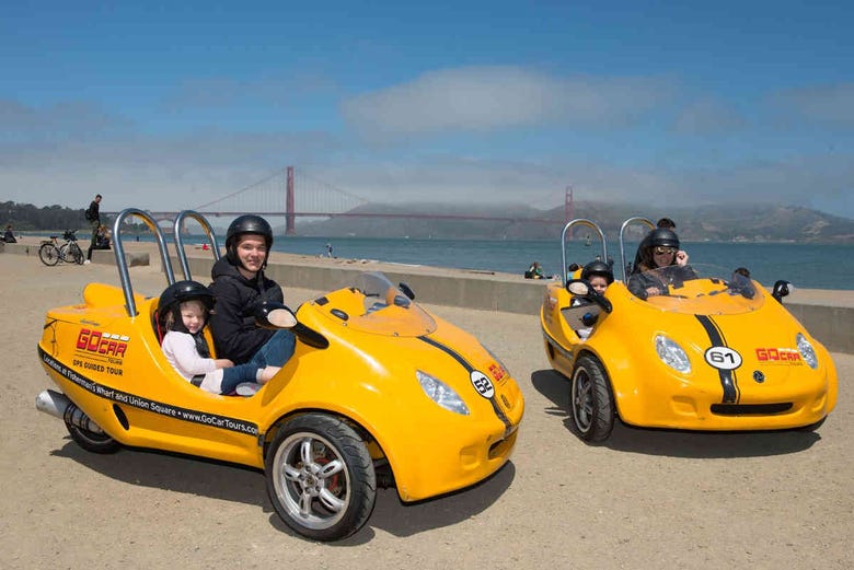 Ruta en coche eléctrico con el Golden Gate de fondo 