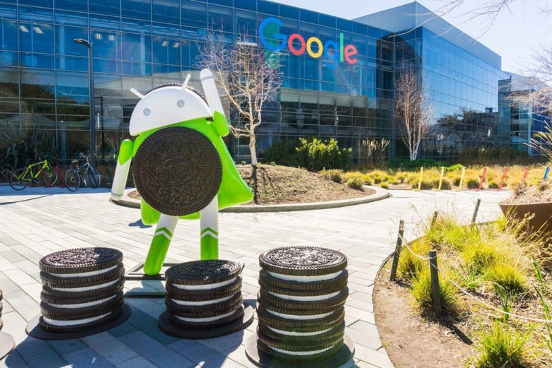 Figure di Android di fronte alla sede di Google