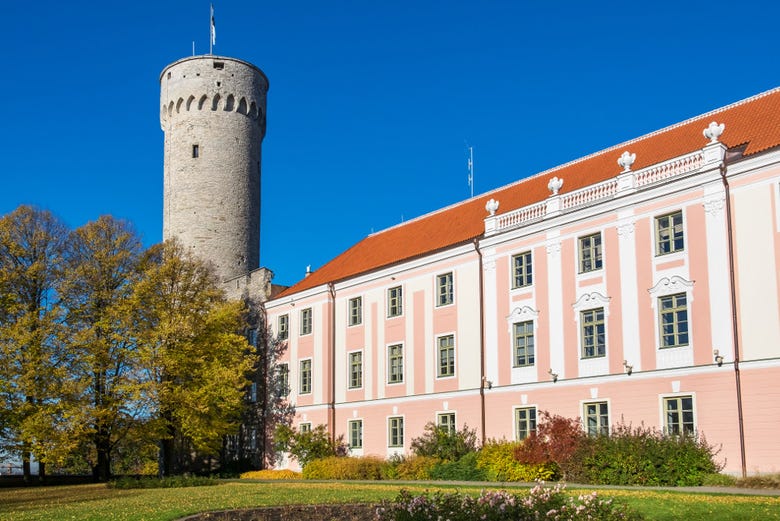 Torre Pikk Hermann, vicino al parlamento dell'Estonia