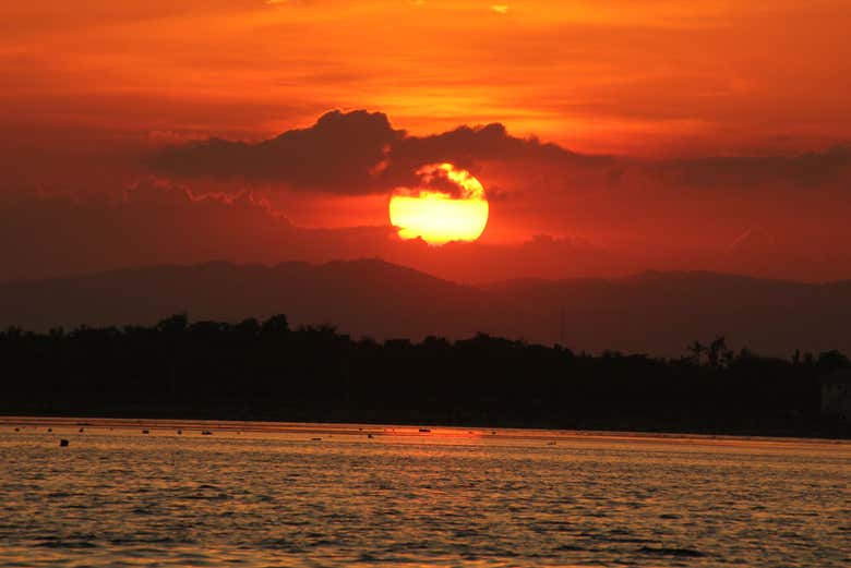 Mactan Channel Sunset Boat Trip from Cebu - Book at Civitatis.com