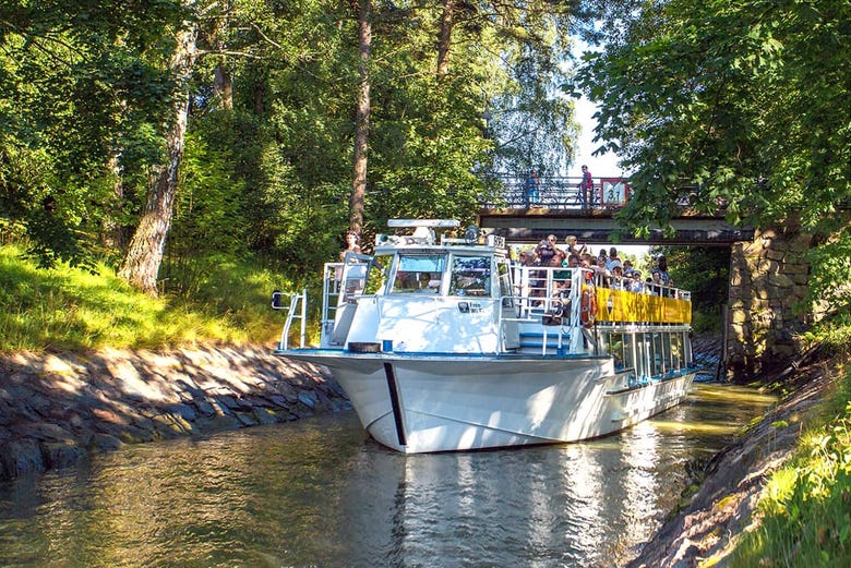 Barco por los canales de Helsinki