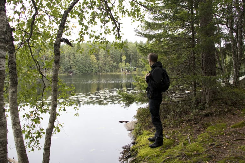Un turista ammira uno dei laghi del parco