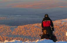 Paseo en moto de nieve bajo la aurora boreal