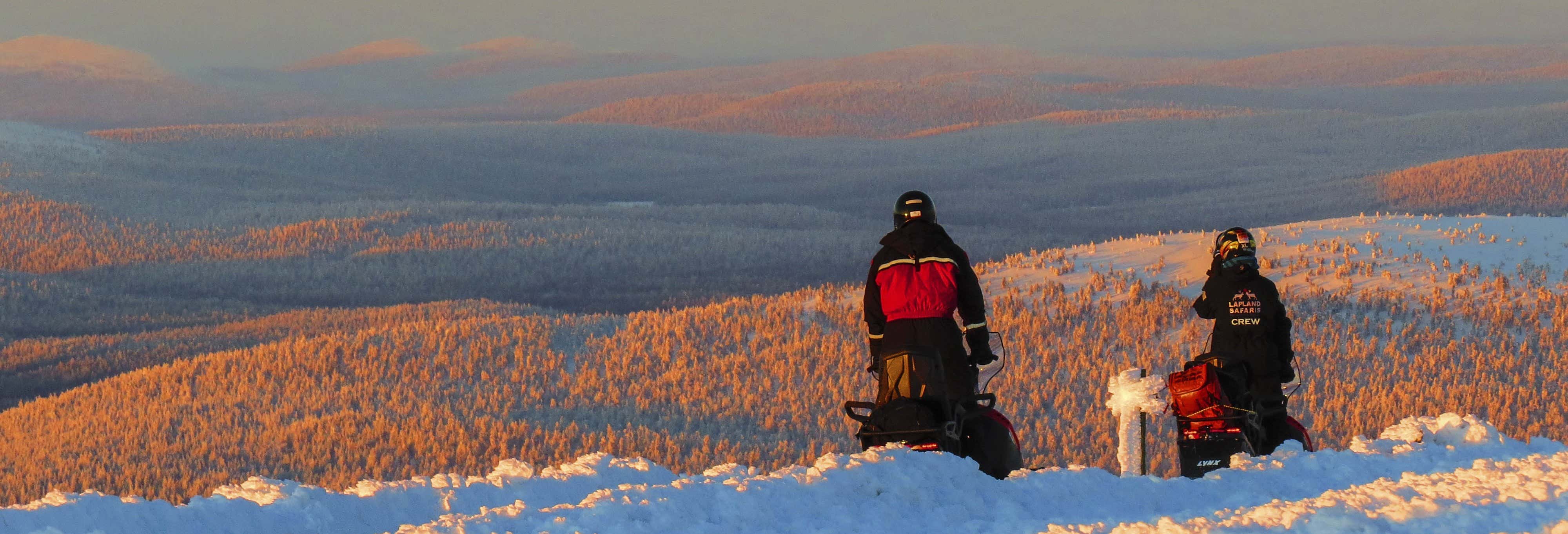 Paseo en moto de nieve bajo la aurora boreal