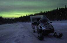 Noche bajo la aurora boreal