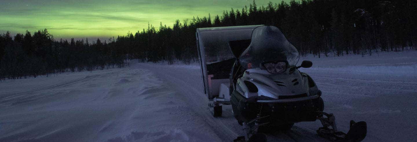 Noche bajo la aurora boreal