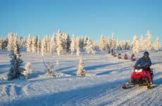 Paseo en moto de nieve por Luosto