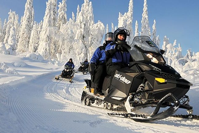 Motos de nieve en el bosque de Rovaniemi