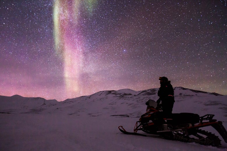 Paseo en trineo bajo la aurora boreal