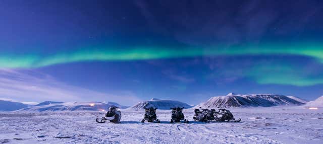 Passeio de trenó sob a aurora boreal