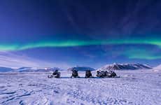 Paseo en trineo bajo la aurora boreal