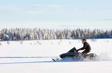 Paseo en moto de nieve por Saariselkä