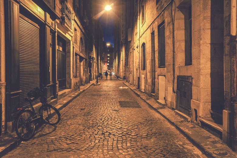 Recorriendo las calles de Burdeos de noche