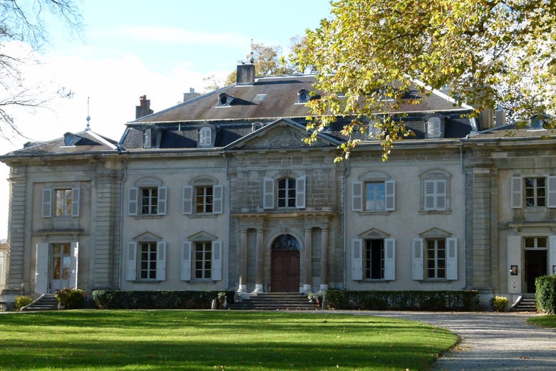The facade of Castle Voltaire