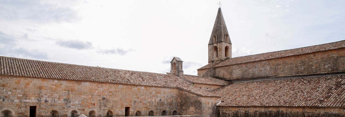 Entrada a la abadía de Le Thoronet sin colas