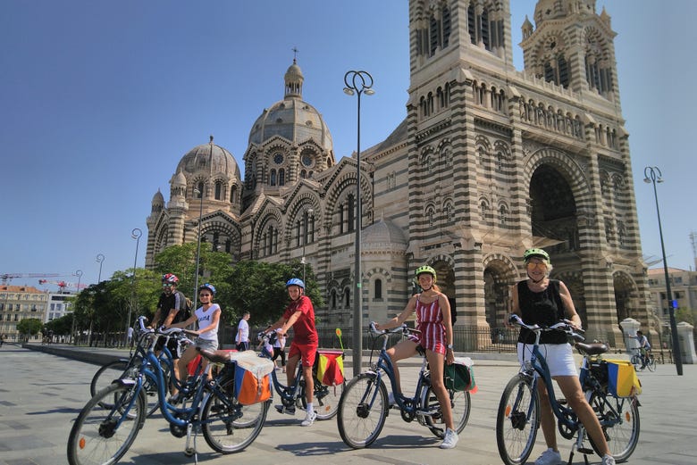 Passando pela Notre-Dame de la Garde de bicicleta