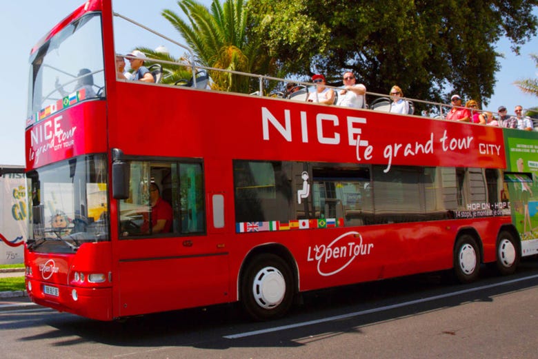 Desfrutando do ônibus turístico de Nice
