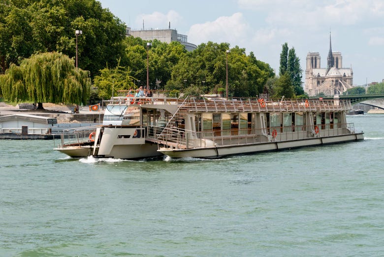 Les bateaux-mouches sur la Seine