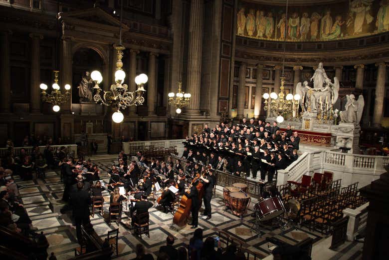 Concert de musique classique dans l'Église de la Madeleine à Paris