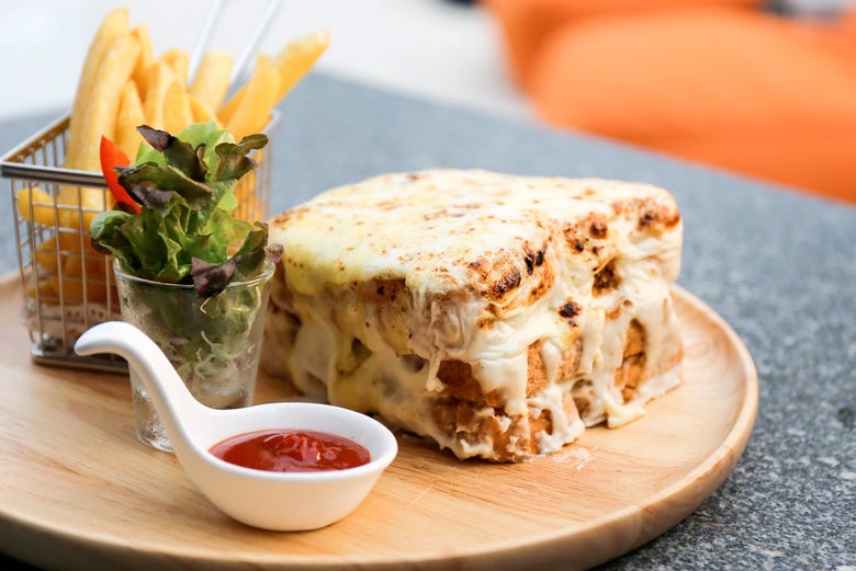 Croque-Monsieur, sanduíche de queijo, presunto e molho bechamel