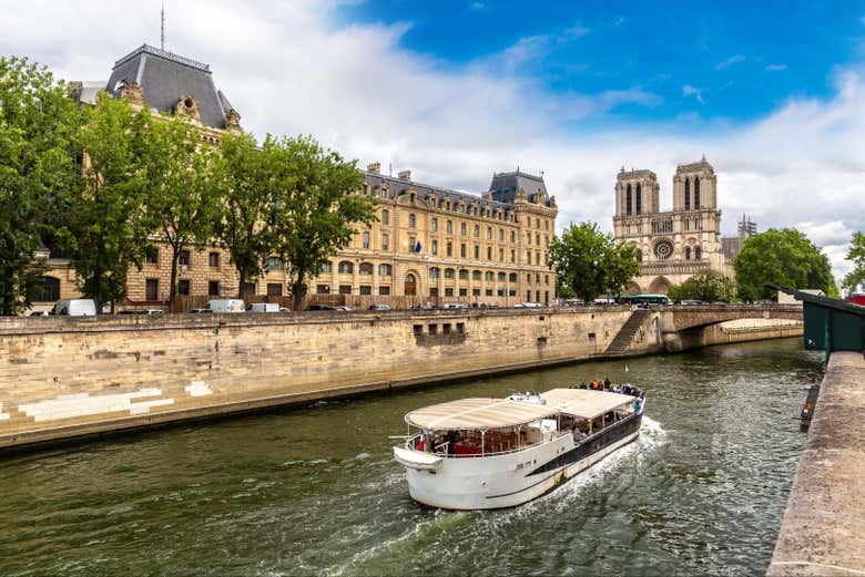 Recorriendo París en barco