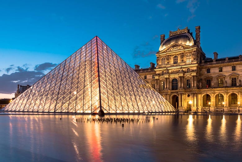 Il Museo del Louvre illuminato