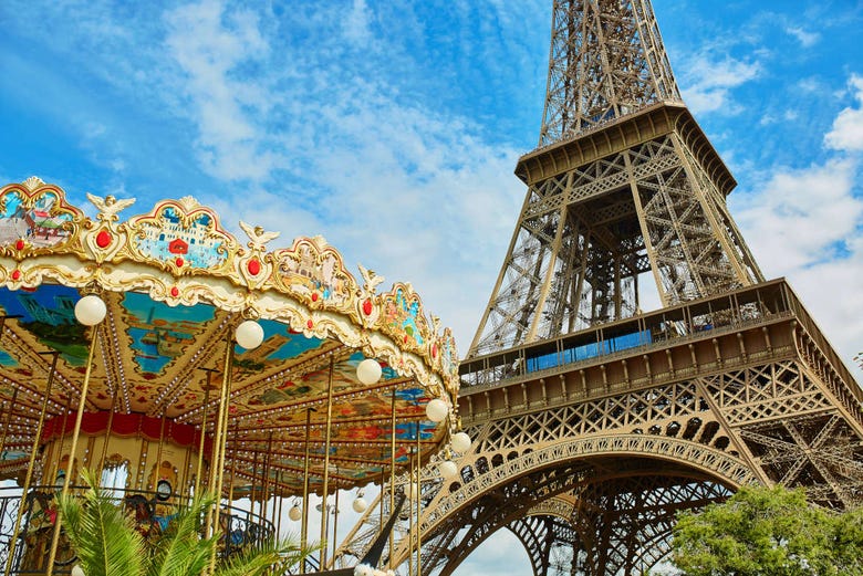 Carrossel junto à Torre Eiffel