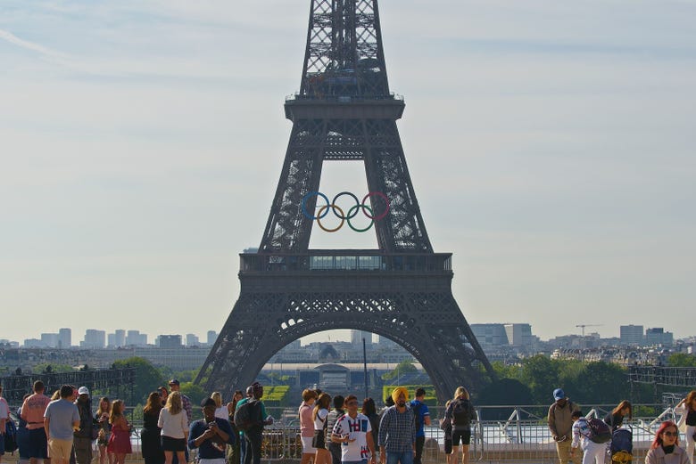 Torre Eiffel con los anillos olímpicos