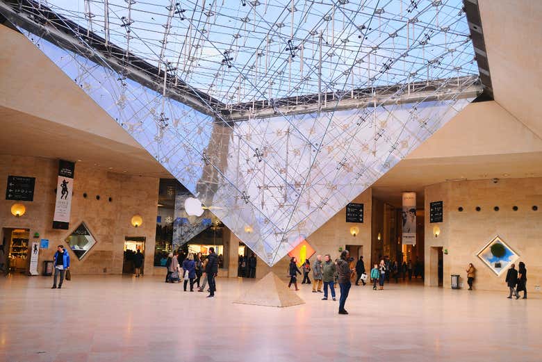 https://cdn2.civitatis.com/francia/paris/galeria/piramide-louvre.jpg