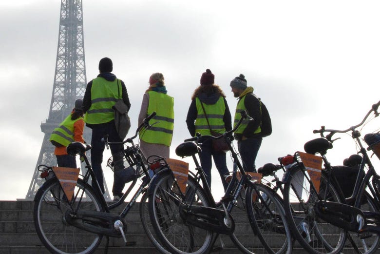 Contemplando la Torre Eiffel en bici