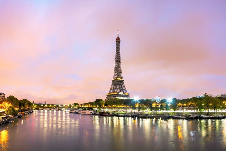 La Torre Eiffel di sera