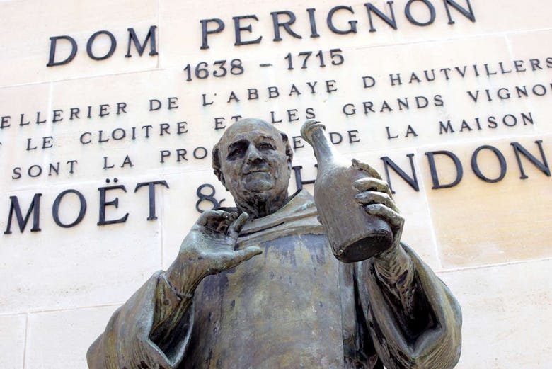 Statua di Dom Pérignon in Avenue de Champagne 