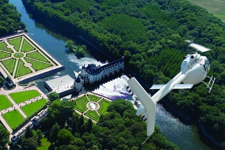 Desfrutando o passeio de helicóptero pelos castelos do Loire