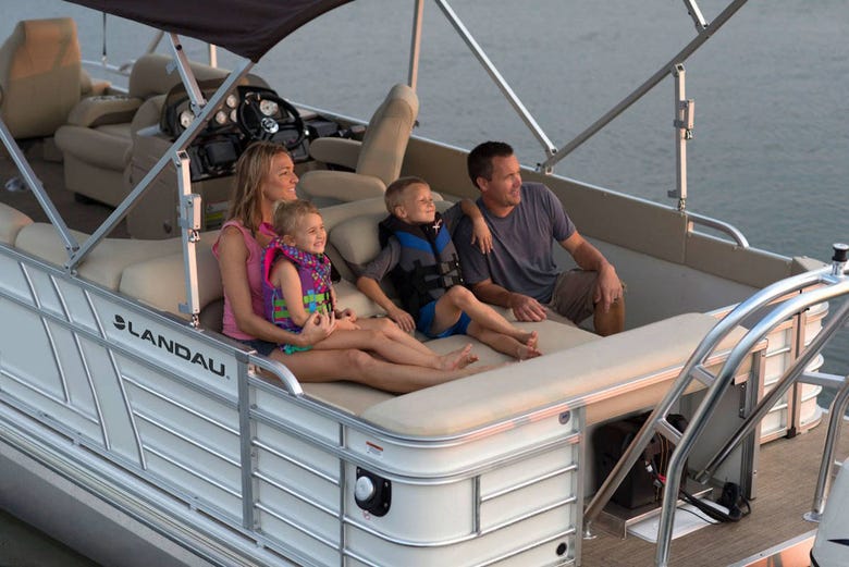 Disfrutando de un paseo en barco en familia