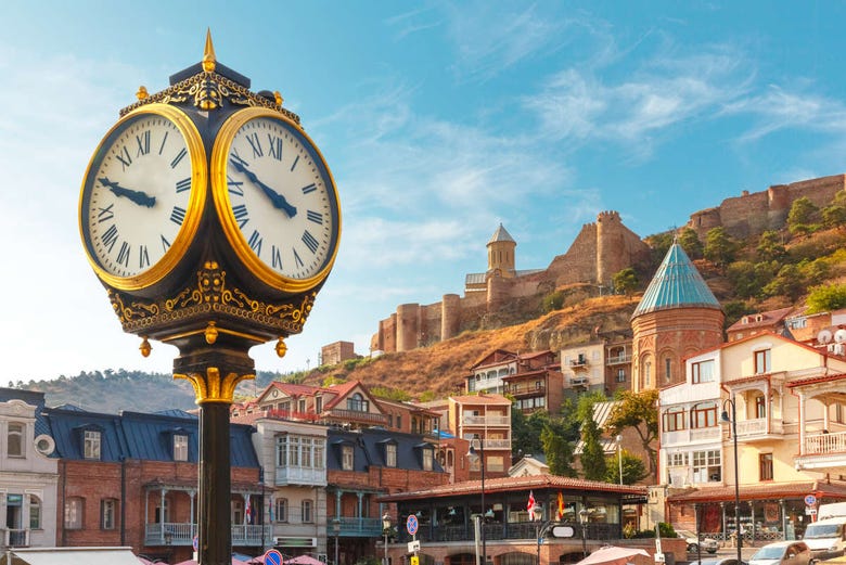 Reloj en el centro de Tiflis