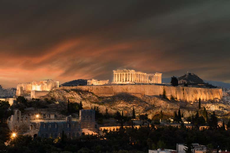 Vistas da Acrópole de Atenas à noite