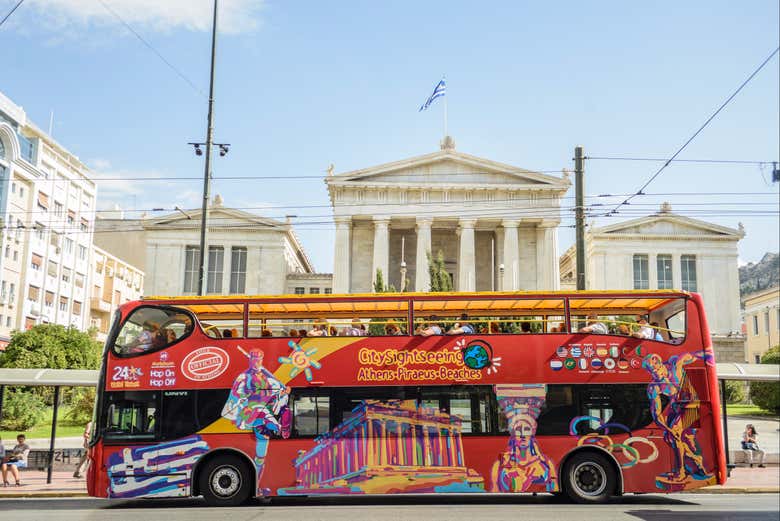Autobús turístico recorriendo Atenas