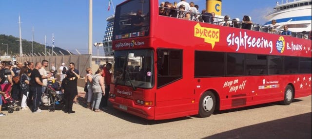 Autobús turístico entre Katákolo y Pyrgos
