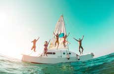 Fête sur un bateau à Mykonos au coucher du soleil
