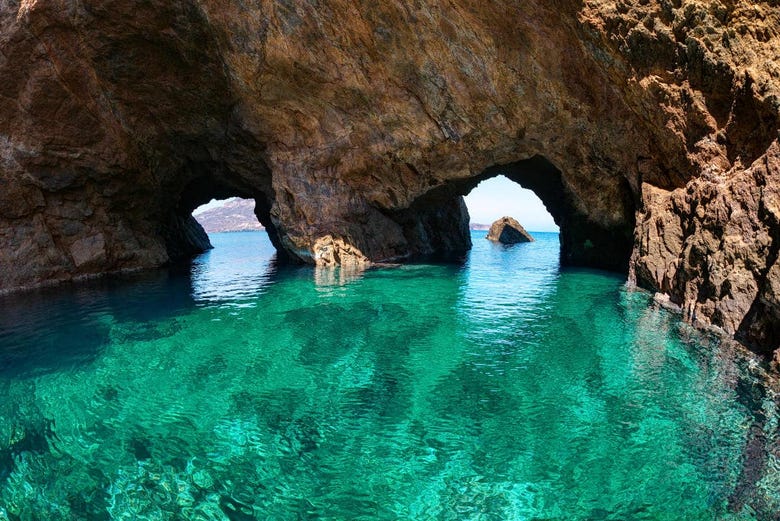 Le grotte marine dell'isola di Dragonisi