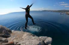 Salto al mar desde acantilados en el cabo Maratón