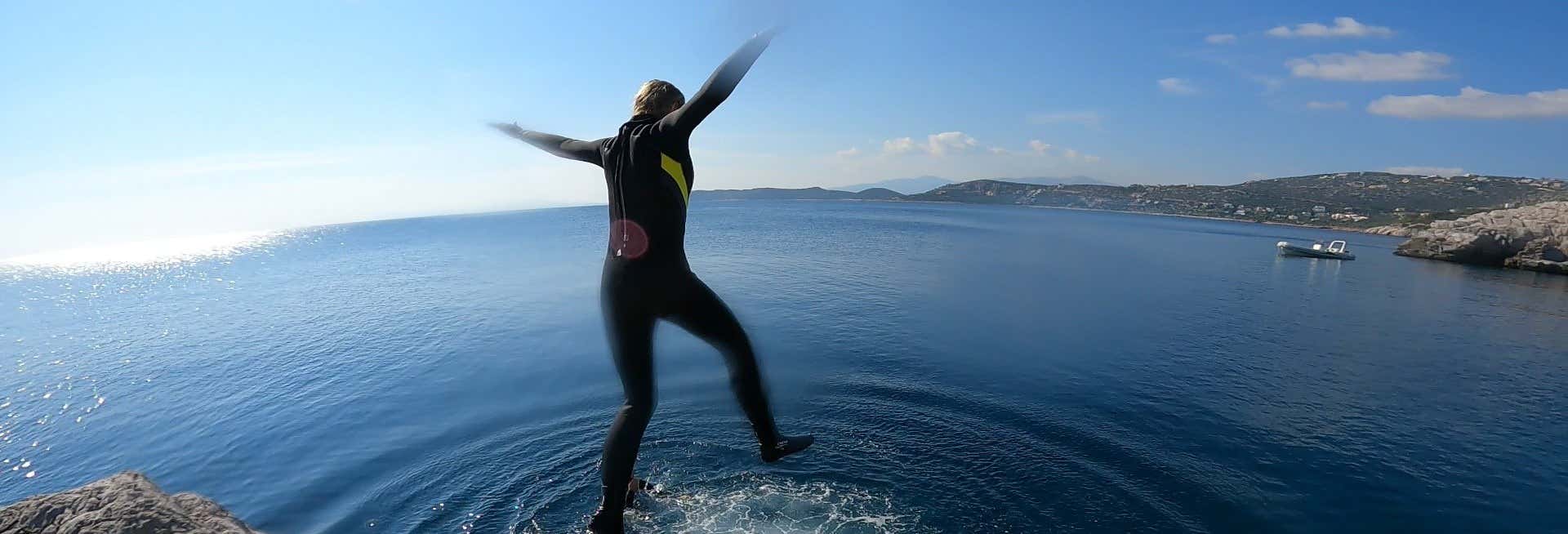 Salto al mar desde acantilados en el cabo Maratón