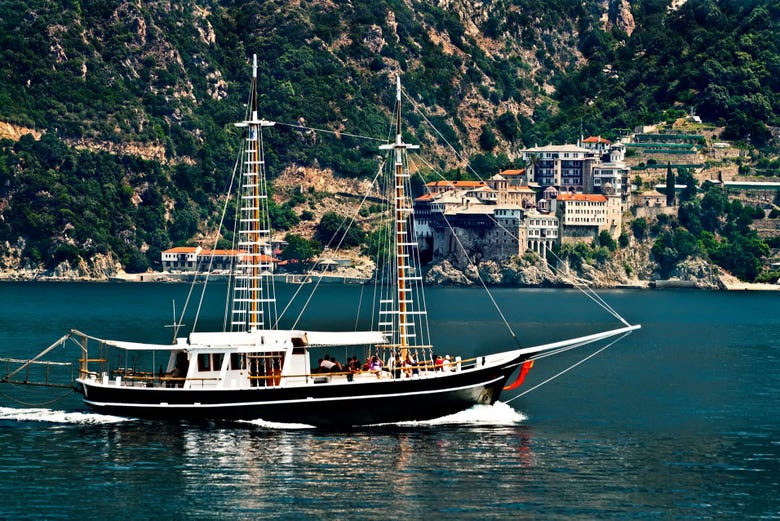 Barco pela costa do Monte Atos