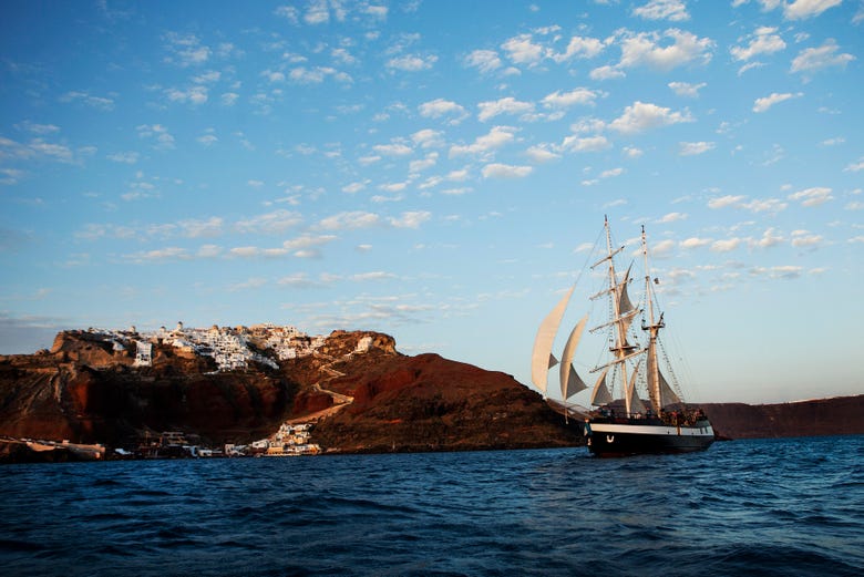 Barco frente a la costa de Santorini