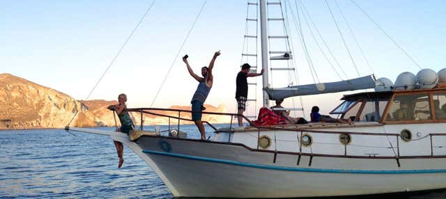 Balade en bateau traditionnel dans la caldeira de Santorin