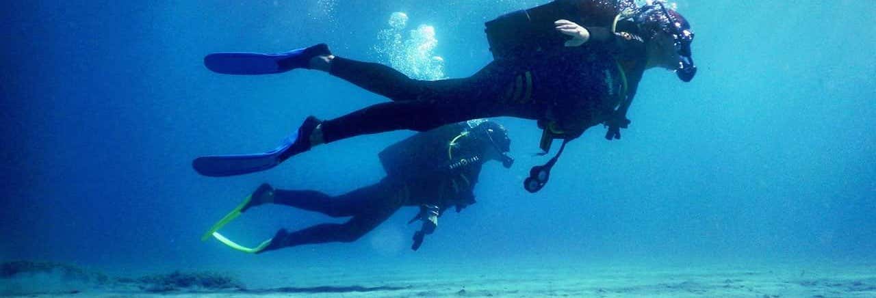 Bautismo de buceo en la playa Agios Nikolaos